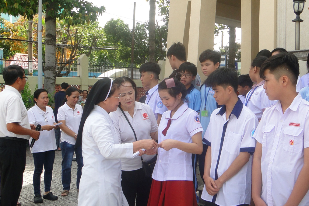 Caritas hạt Thủ Thiêm tiếp sức học sinh khó khăn